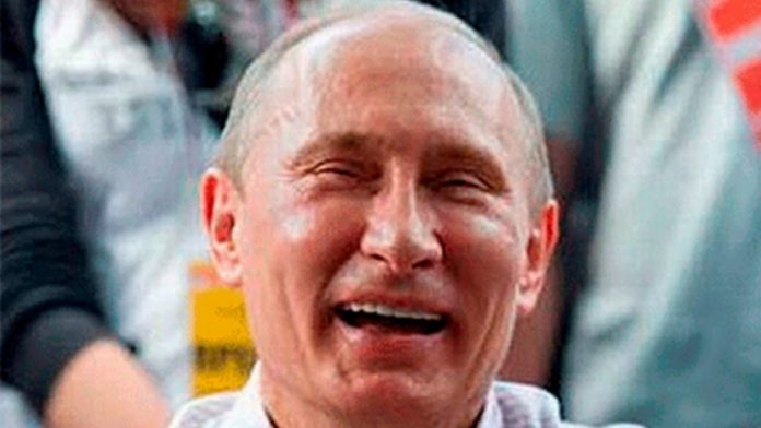 Путин смеется
