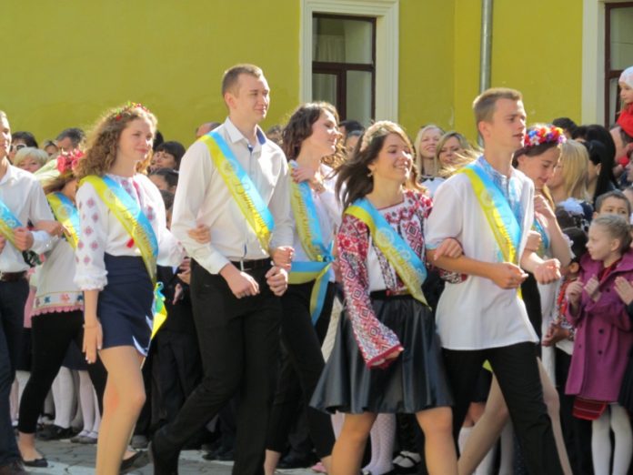 Последний звонок в школах Украины