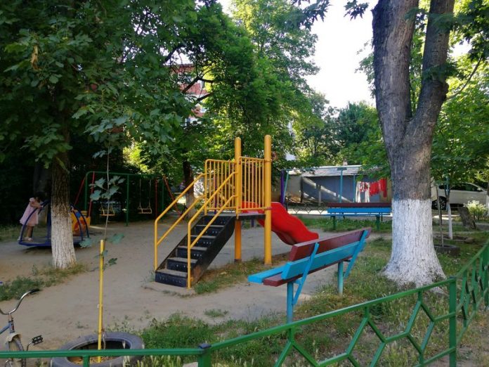 6 июля в результате обстрела Горловки минометный снаряд залетел на детскую площадку