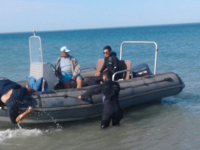 В на пляже в Седово четырех человек на катамаране унесло в открытое море