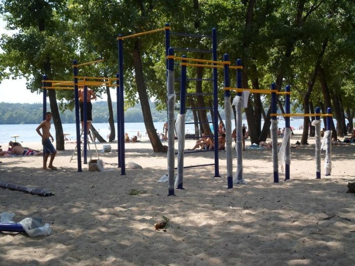 В Попасной на пляже построена новая спортивная площадка