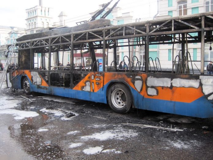 В Лисичанске в результате пожара сгорела половина троллейбусного парка