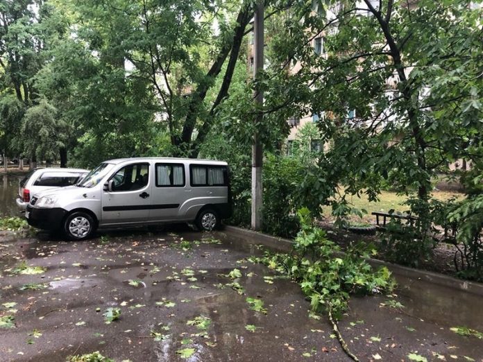 В Лисичанске в результате непогоды 27 абонентов остались без водоснабжения