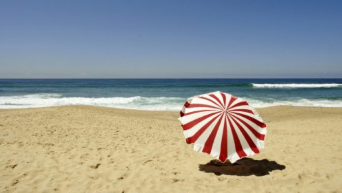 Пляж и зонтик