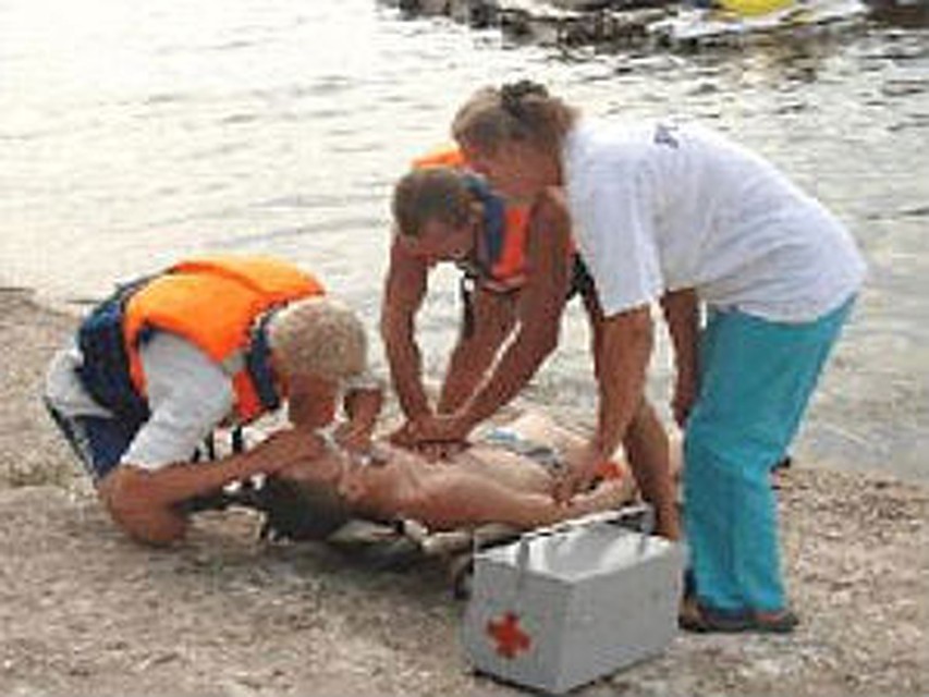 Список утонувших. Фотографии утонувших детей. Спасатели искусственное дыхание. Искусственное дыхание на пляже.