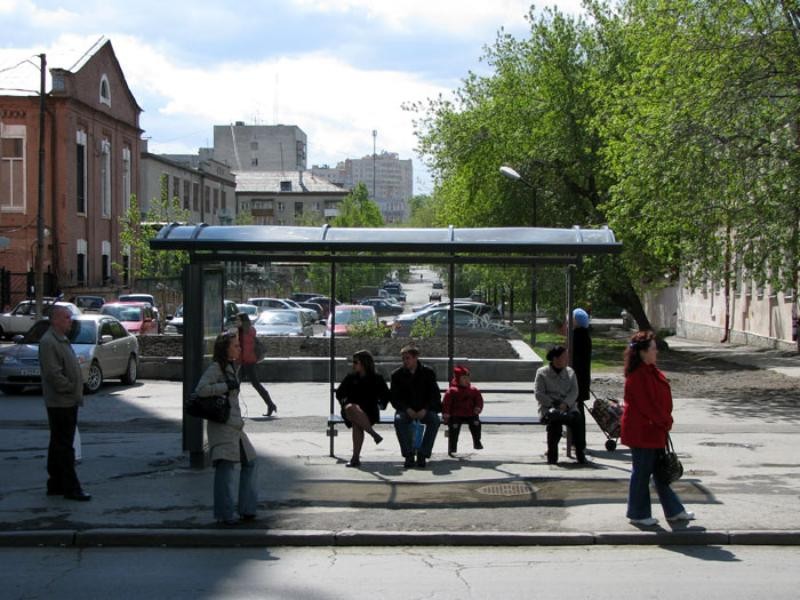 Остановка глоток. Автобусная остановка. Автобусная остановка с людьми. Остановка на автобусной остановке. Автобусная остановка с автобусом.