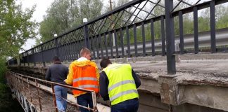 В Славянском районе продолжается текущий ремонт через реку Северский Донец