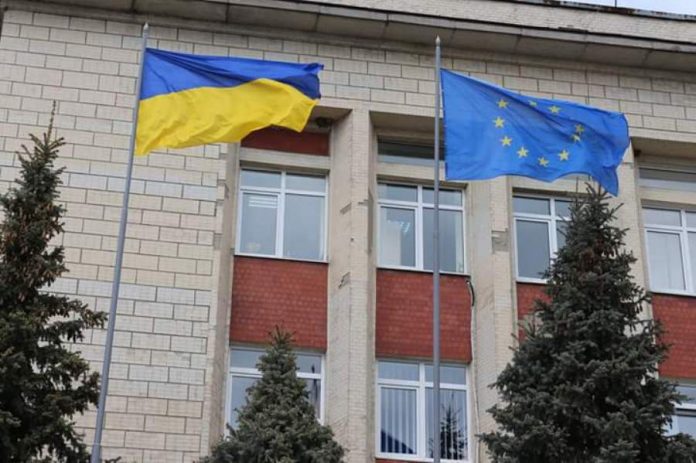 В двух школах Авдеевки сняли флаги Украины и ЕС