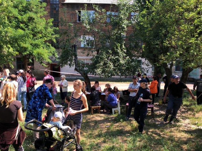 В Лисичанске для жителей аварийного дома развернули палаточный городок