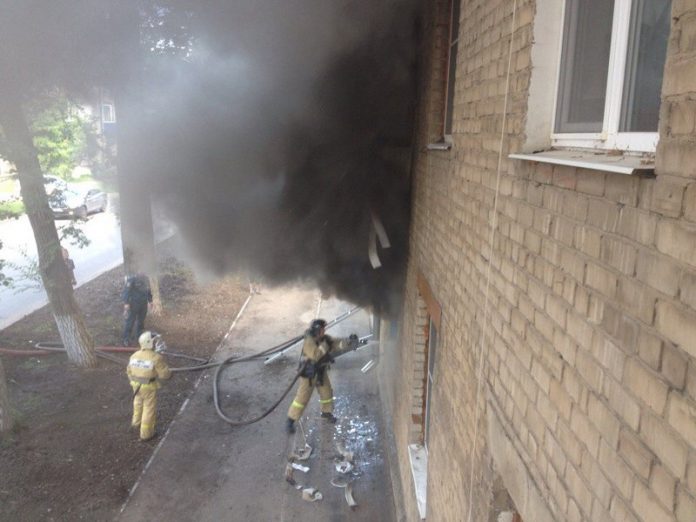 В Макеевке в результате пожара в многоквартирном доме погибли два человека
